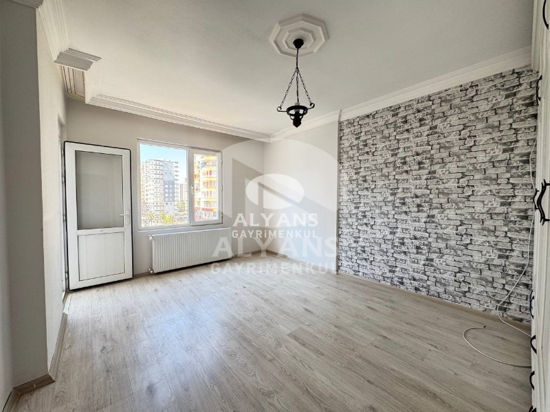 ALYANS'TAN MERKEZİ KONUMDA GMK'YA YAKIN MASRAFSIZ SİTE İÇİ 2+1