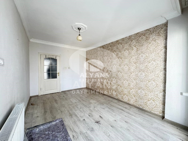 ALYANS'TAN MERKEZİ KONUMDA GMK'YA YAKIN MASRAFSIZ SİTE İÇİ 2+1