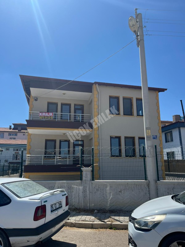 AFYON ÜÇOK EMLAKTAN KARŞIYAKA MAH KİRALIK 3+1 SIFIR AYARINDA LÜX DAİRE