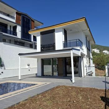 DİDİM AKBÜK’TE DENİZ MANZARALI HAVUZLU, KAPALI VE AÇIK OTOPARKLİ LÜKS 4+1 SATILIK MÜSTAKİL VİLLA 