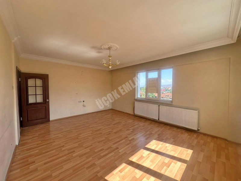 AFYON ÜÇOK EMLAKTAN ALİ İHSAN PAŞA MAH KİRALIK 3+1 TEMİZ BAKIMLI DAİRE