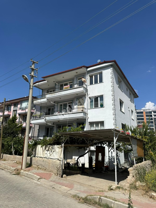 AFYON ÜÇOK EMLAKTAN ALİ İHSAN PAŞA MAH KİRALIK 3+1 TEMİZ BAKIMLI DAİRE