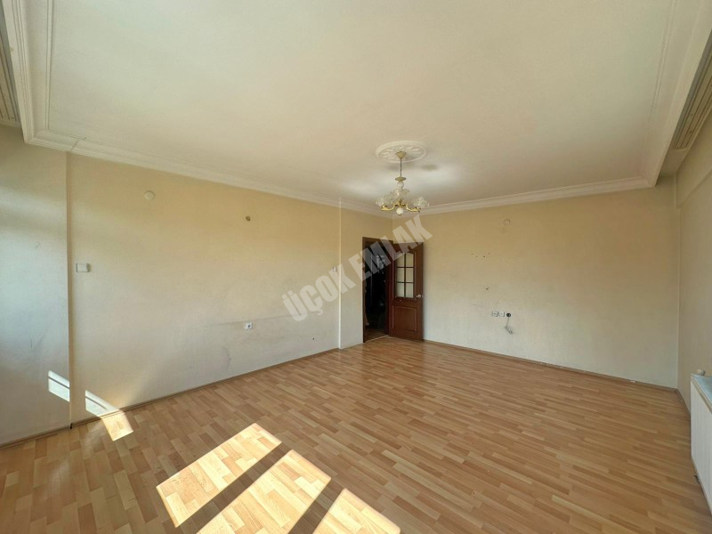 AFYON ÜÇOK EMLAKTAN ALİ İHSAN PAŞA MAH KİRALIK 3+1 TEMİZ BAKIMLI DAİRE