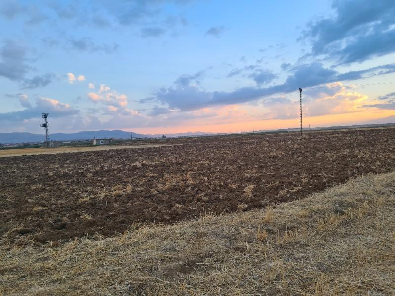 Karatlı  Hüyük  Çarıklı üçgeninde  14.5 dönüm satılık  tarla.