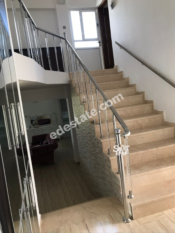 Girne Zeytinlik'de Full Eşyalı 3+1 Kiralık Villa