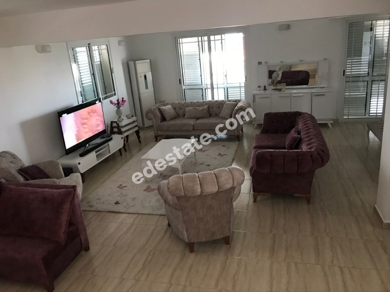 Girne Zeytinlik'de Full Eşyalı 3+1 Kiralık Villa