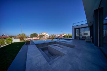 Kıbrıs Girne Alsancak'da Kiralık Lüks 3+1 Havuzlu Villa