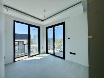 Kıbrıs Girne Ozanköy Bölgesinde Satılık 4+1 Havuzlu Türk Malı Tapulu Villa