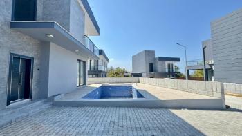 Kıbrıs Girne Ozanköy Bölgesinde Satılık 4+1 Havuzlu Türk Malı Tapulu Villa