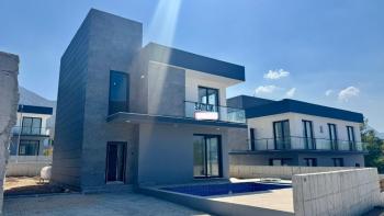 Kıbrıs Girne Ozanköy Bölgesinde Satılık 4+1 Havuzlu Türk Malı Tapulu Villa