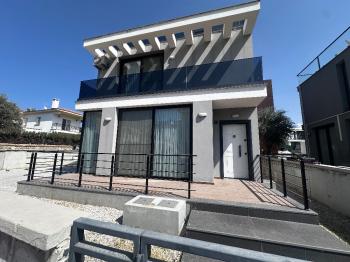 Kıbrıs Girne Ozanköy Satılık Full Eşyalı 2+1 Köşe Villa