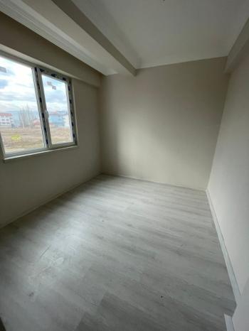 AFYON ÜÇOK EMLAKTAN MAREŞAL F ÇAKMAK MAH KİRALIK 3+1 SIFIR AYARINDA DAİRE