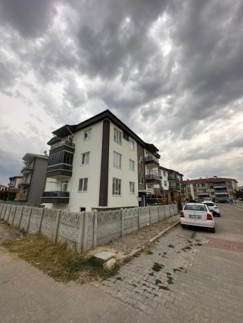 AFYON ÜÇOK EMLAKTAN MAREŞAL F ÇAKMAK MAH KİRALIK 3+1 SIFIR AYARINDA DAİRE