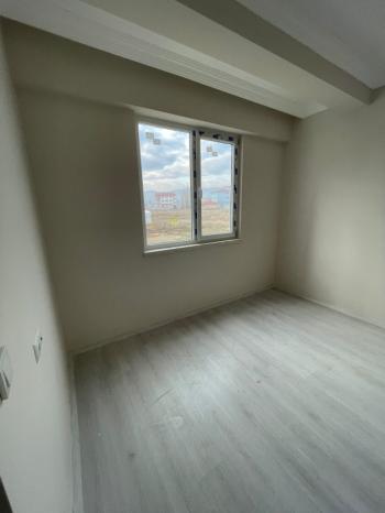 AFYON ÜÇOK EMLAKTAN MAREŞAL F ÇAKMAK MAH KİRALIK 3+1 SIFIR AYARINDA DAİRE