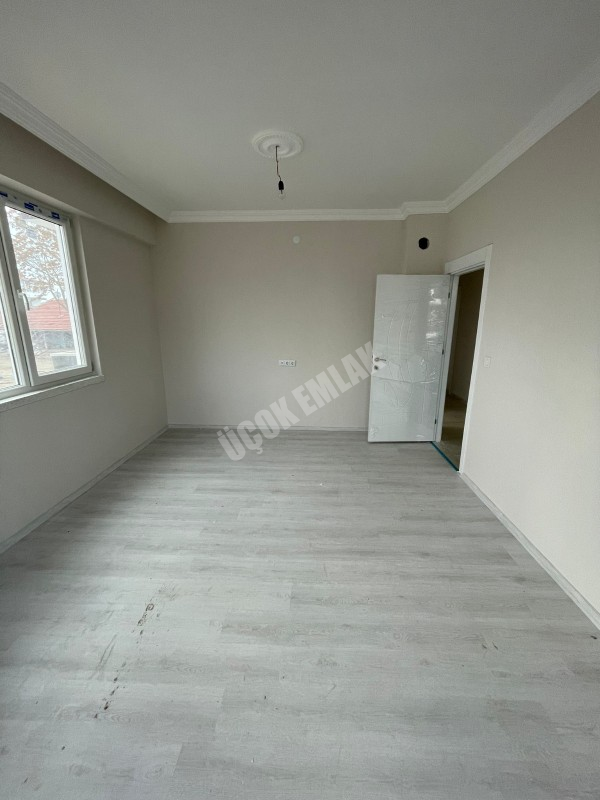 AFYON ÜÇOK EMLAKTAN MAREŞAL F ÇAKMAK MAH KİRALIK 3+1 SIFIR AYARINDA DAİRE