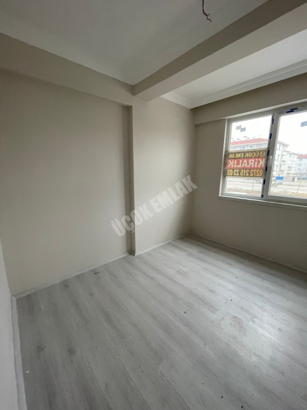 AFYON ÜÇOK EMLAKTAN MAREŞAL F ÇAKMAK MAH KİRALIK 3+1 SIFIR AYARINDA DAİRE