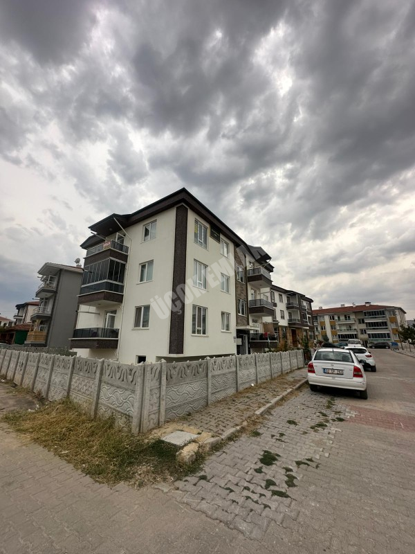 AFYON ÜÇOK EMLAKTAN MAREŞAL F ÇAKMAK MAH KİRALIK 3+1 SIFIR AYARINDA DAİRE