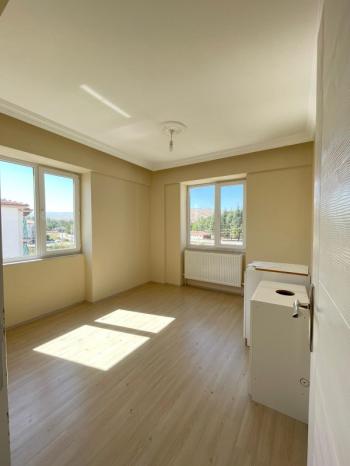 AFYON ÜÇOK EMLAKTAN MAREŞAL F ÇAKMAK MAH KİRALIK 3+1 TEMİZ BAKIMLI DAİRE