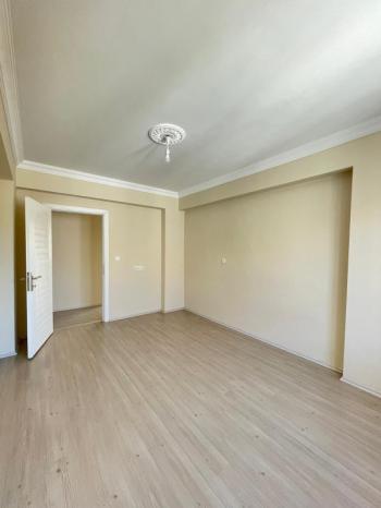 AFYON ÜÇOK EMLAKTAN MAREŞAL F ÇAKMAK MAH KİRALIK 3+1 TEMİZ BAKIMLI DAİRE