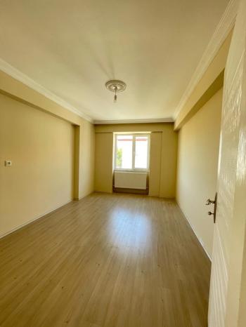 AFYON ÜÇOK EMLAKTAN MAREŞAL F ÇAKMAK MAH KİRALIK 3+1 TEMİZ BAKIMLI DAİRE