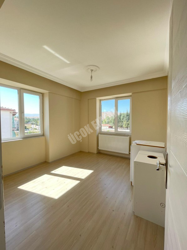 AFYON ÜÇOK EMLAKTAN MAREŞAL F ÇAKMAK MAH KİRALIK 3+1 TEMİZ BAKIMLI DAİRE