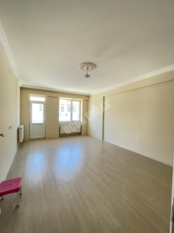 AFYON ÜÇOK EMLAKTAN MAREŞAL F ÇAKMAK MAH KİRALIK 3+1 TEMİZ BAKIMLI DAİRE