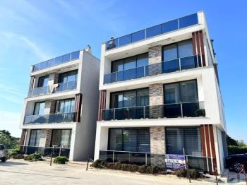 Kıbrıs Girne Lapta Bölgesinde Havuzlu Site İçinde Satılık 1+1 Zemin Kat Daire