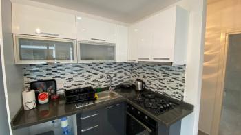 Kıbrıs Girne Lapta Bölgesinde Havuzlu Site İçinde Satılık 1+1 Zemin Kat Daire