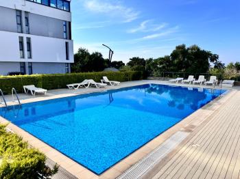 Kıbrıs Girne Lapta Bölgesinde Havuzlu Site İçinde Satılık 1+1 Zemin Kat Daire