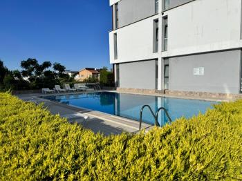 Kıbrıs Girne Lapta Bölgesinde Havuzlu Site İçinde Satılık 1+1 Zemin Kat Daire