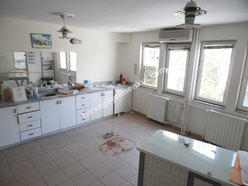 ÇORLUDA BELEDİYE BİNASINA CEPHELİ YATIRIMCIYA SATILIK BÜRO 