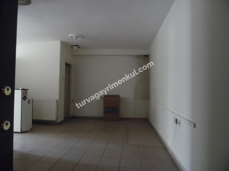 ÇORLUDA BELEDİYE BİNASINA CEPHELİ YATIRIMCIYA SATILIK BÜRO 