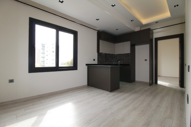 ASLAN'DAN MEZİTLİ'DE SİTE İÇİ EBEVEYN BANYOLU SIFIR 2+1