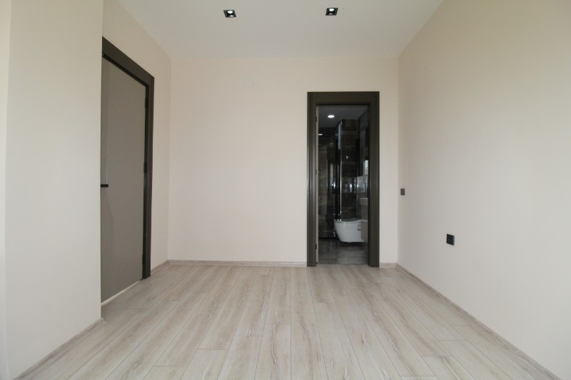 ASLAN'DAN MEZİTLİ'DE SİTE İÇİ EBEVEYN BANYOLU SIFIR 2+1