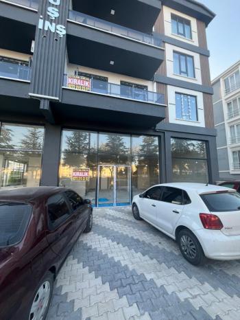 AFYON ÜÇOK EMLAKTAN KANLICA MAH KİRALIK SIFIR 100M² İŞLEK CADDEDE DÜKKAN