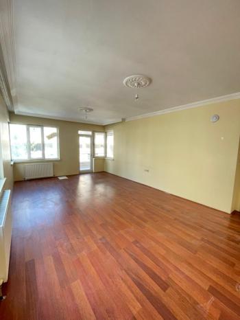 AFYON ÜÇOK EMLAKTAN ERKMENDE KİRALIK TEMİZ BAKIMLI 3+1 GENİŞ FERAH DAİRE