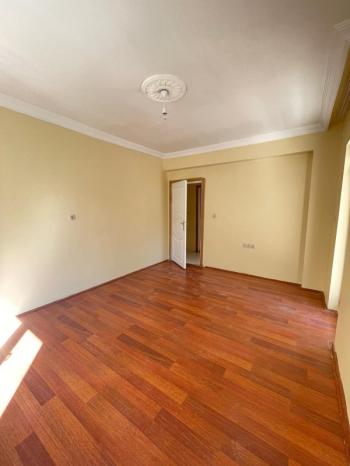 AFYON ÜÇOK EMLAKTAN ERKMENDE KİRALIK TEMİZ BAKIMLI 3+1 GENİŞ FERAH DAİRE