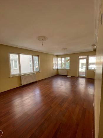 AFYON ÜÇOK EMLAKTAN ERKMENDE KİRALIK TEMİZ BAKIMLI 3+1 GENİŞ FERAH DAİRE