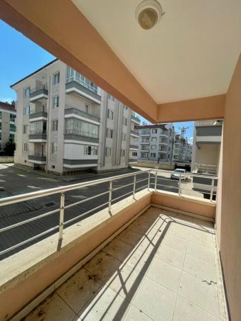 AFYON ÜÇOK EMLAKTAN ERKMENDE KİRALIK TEMİZ BAKIMLI 3+1 GENİŞ FERAH DAİRE