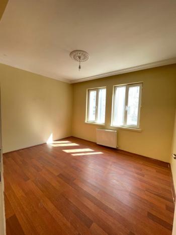 AFYON ÜÇOK EMLAKTAN ERKMENDE KİRALIK TEMİZ BAKIMLI 3+1 GENİŞ FERAH DAİRE