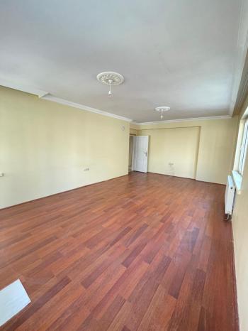 AFYON ÜÇOK EMLAKTAN ERKMENDE KİRALIK TEMİZ BAKIMLI 3+1 GENİŞ FERAH DAİRE