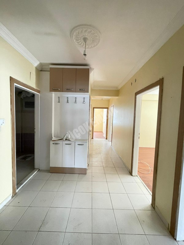 AFYON ÜÇOK EMLAKTAN ERKMENDE KİRALIK TEMİZ BAKIMLI 3+1 GENİŞ FERAH DAİRE