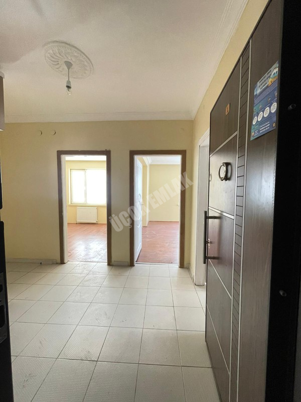 AFYON ÜÇOK EMLAKTAN ERKMENDE KİRALIK TEMİZ BAKIMLI 3+1 GENİŞ FERAH DAİRE