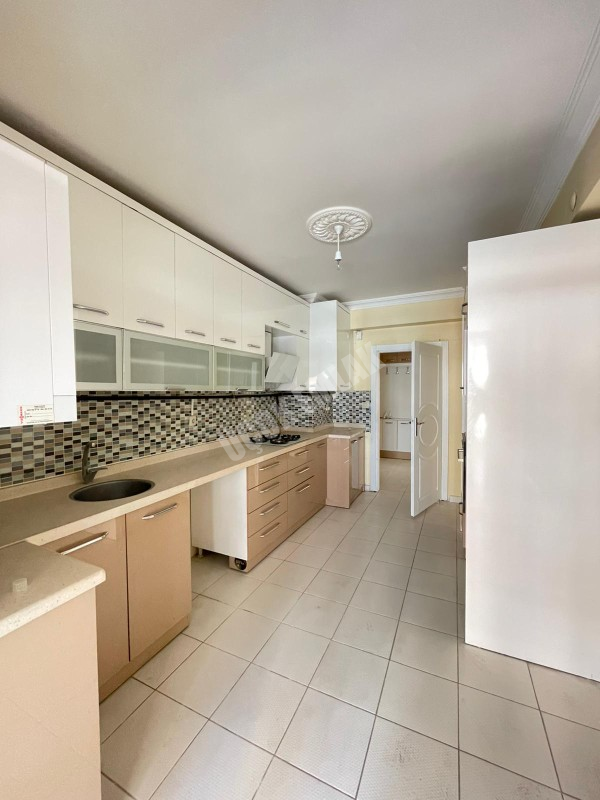 AFYON ÜÇOK EMLAKTAN ERKMENDE KİRALIK TEMİZ BAKIMLI 3+1 GENİŞ FERAH DAİRE