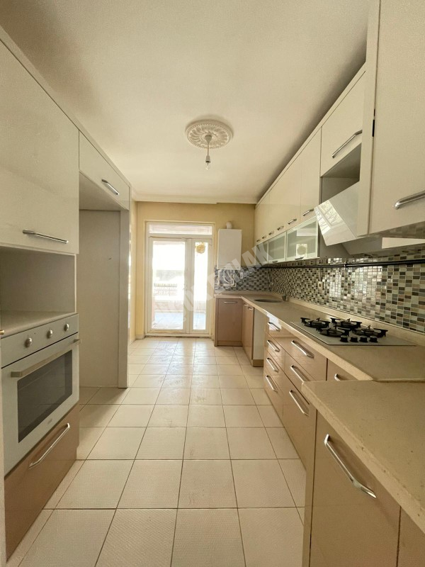 AFYON ÜÇOK EMLAKTAN ERKMENDE KİRALIK TEMİZ BAKIMLI 3+1 GENİŞ FERAH DAİRE