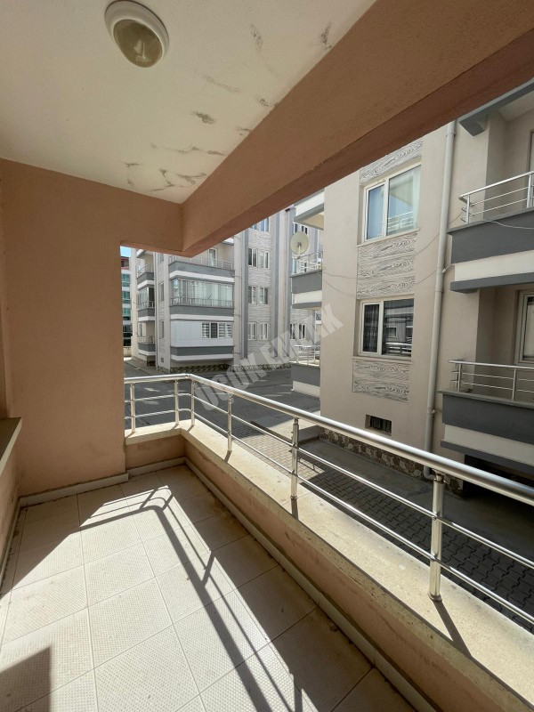 AFYON ÜÇOK EMLAKTAN ERKMENDE KİRALIK TEMİZ BAKIMLI 3+1 GENİŞ FERAH DAİRE