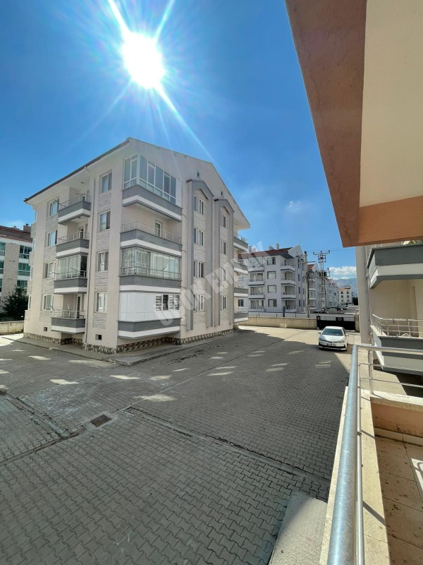 AFYON ÜÇOK EMLAKTAN ERKMENDE KİRALIK TEMİZ BAKIMLI 3+1 GENİŞ FERAH DAİRE