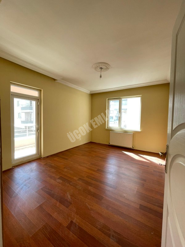 AFYON ÜÇOK EMLAKTAN ERKMENDE KİRALIK TEMİZ BAKIMLI 3+1 GENİŞ FERAH DAİRE