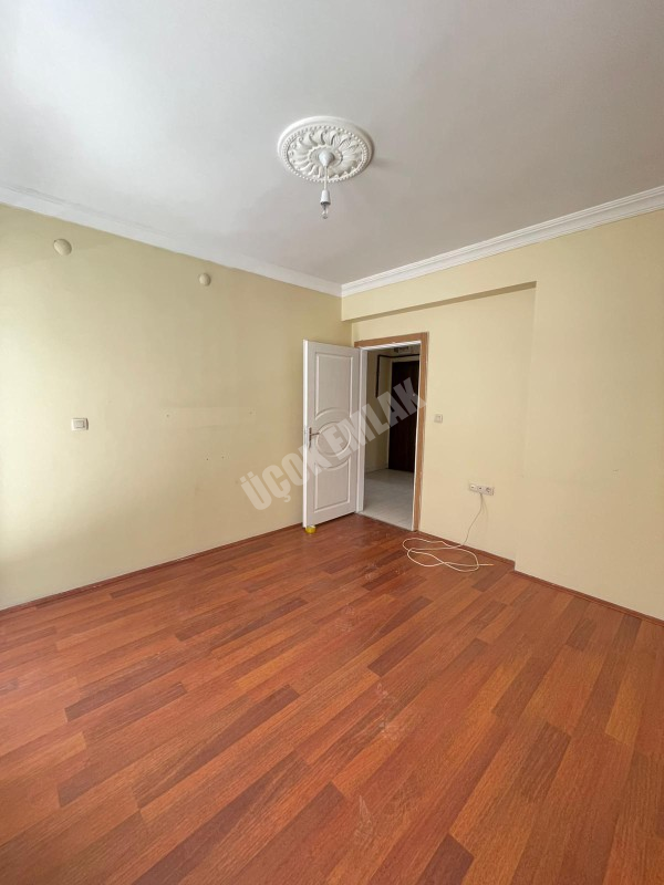 AFYON ÜÇOK EMLAKTAN ERKMENDE KİRALIK TEMİZ BAKIMLI 3+1 GENİŞ FERAH DAİRE