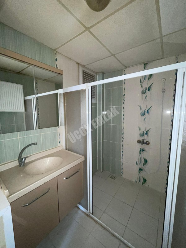 AFYON ÜÇOK EMLAKTAN ERKMENDE KİRALIK TEMİZ BAKIMLI 3+1 GENİŞ FERAH DAİRE